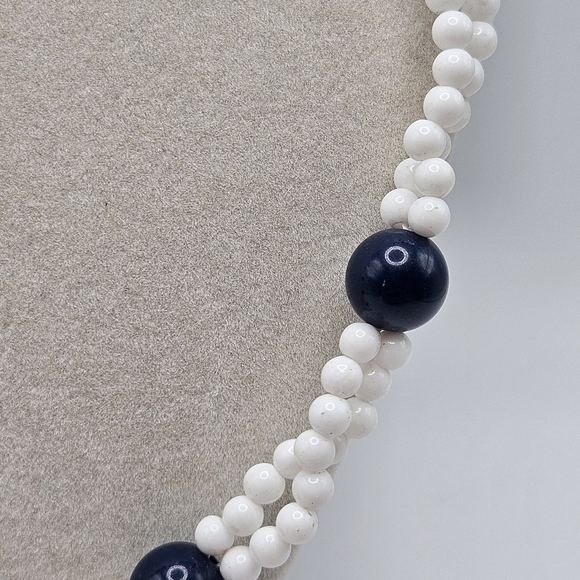 VINTAGE Trifari White and Navy Blue Plastic Beaded Double-Strand Necklace - Picture 2 of 5
